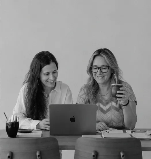 Dos integrantes del equipo de Entramado trabajando juntas frente a una notebook